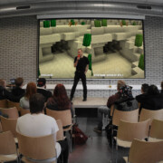 «Он просто делает текстуры… Вообще-то нет!» — художник Minecraft рассказал о своей работе